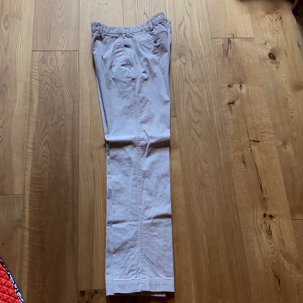 Men’s Light gray slim fit stretch dress pants.